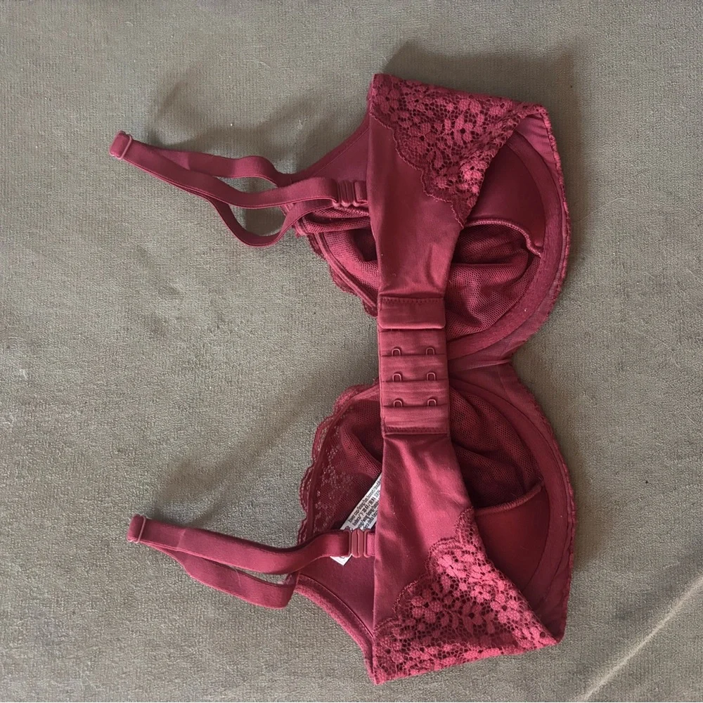 Victoria's Secret Rose Lace Underwire Bra - Picture 2 of 3